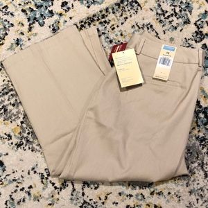 Dockers Metro Capri. NWT! Nouveau Fit. Size 12